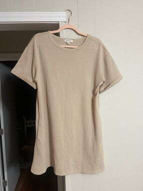 Francesca's Collections Beige Ribbed Short Sleeve Tee